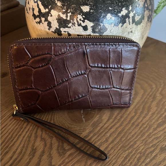 FOSSIL Croc Embossed Wristlet, Cow Hide Leather Brown Wallet, Gold Tone Hardware - Picture 1 of 15